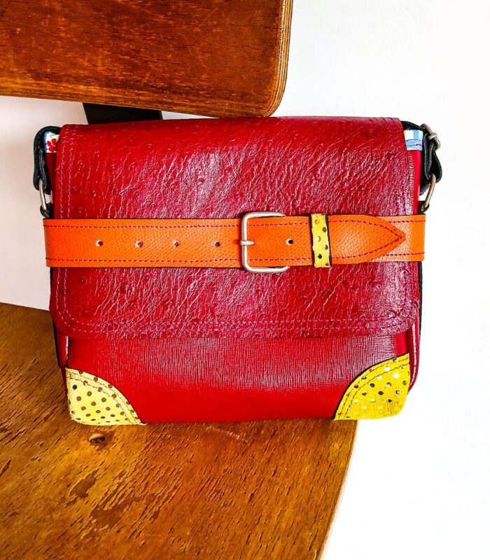 Petit sac à bandoulière, sac artisanal modèle ito en cuir rouge, orange et vers anis de Maela créations, créatrice de mode et maroquinerie à Audierne(29)