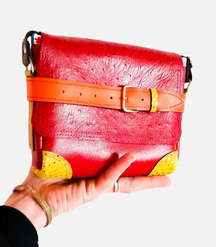 Petit sac à bandoulière, sac artisanal modèle ito en cuir rouge, orange et vers anis de Maela créations, créatrice de mode et maroquinerie à Audierne(29)