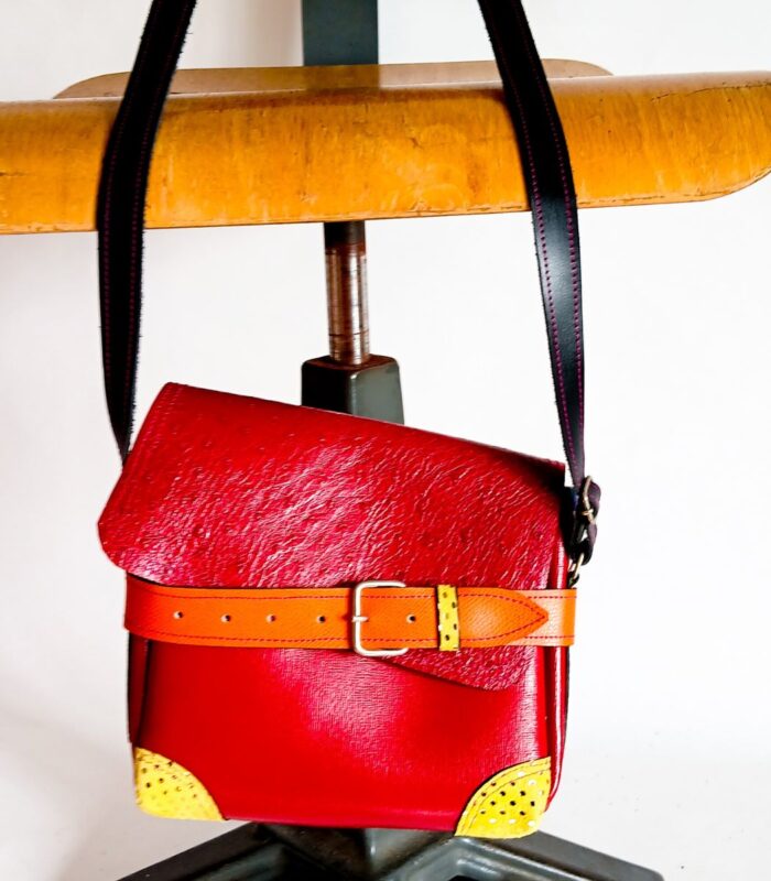 Petit sac à bandoulière, sac artisanal modèle ito en cuir rouge, orange et vers anis de Maela créations, créatrice de mode et maroquinerie à Audierne(29)