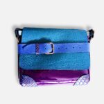Petit sac à bandoulière, sac artisanal modèle ito en cuir vernis violet et camieu de cuirs bleus de Maela créations, créatrice de mode et maroquinerie à Audierne(29)
