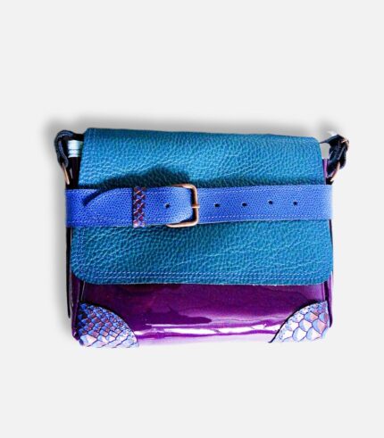 Petit sac à bandoulière, sac artisanal modèle ito en cuir vernis violet et camieu de cuirs bleus de Maela créations, créatrice de mode et maroquinerie à Audierne(29)