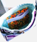 Petit sac à bandoulière, sac artisanal modèle ito en cuir vernis violet et camieu de cuirs bleus de Maela créations, créatrice de mode et maroquinerie à Audierne(29)