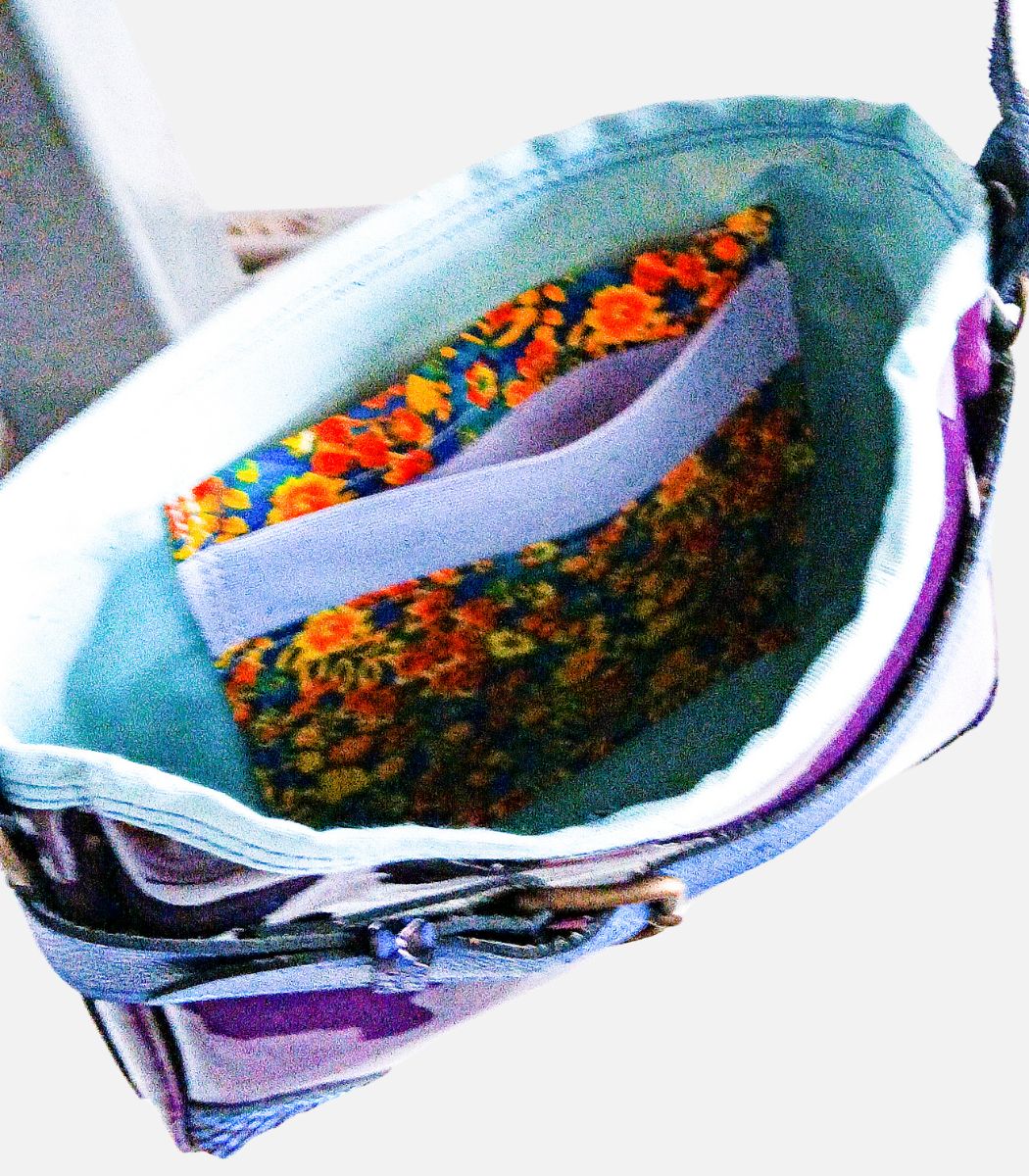 Petit sac à bandoulière, sac artisanal modèle ito en cuir vernis violet et camieu de cuirs bleus de Maela créations, créatrice de mode et maroquinerie à Audierne(29)