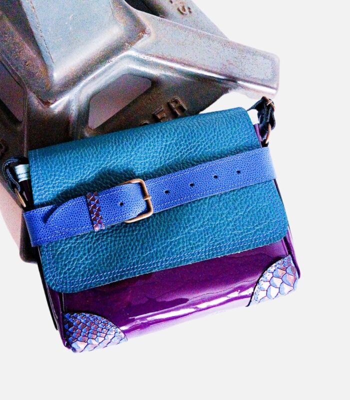 Petit sac à bandoulière, sac artisanal modèle ito en cuir vernis violet et camieu de cuirs bleus de Maela créations, créatrice de mode et maroquinerie à Audierne(29)