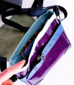 Petit sac à bandoulière, sac artisanal modèle ito en cuir vernis violet et camieu de cuirs bleus de Maela créations, créatrice de mode et maroquinerie à Audierne(29)