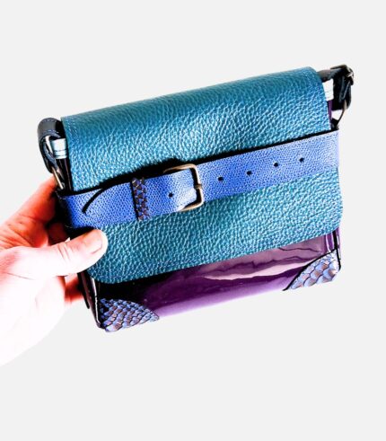 Petit sac à bandoulière, sac artisanal modèle ito en cuir vernis violet et camieu de cuirs bleus de Maela créations, créatrice de mode et maroquinerie à Audierne(29)