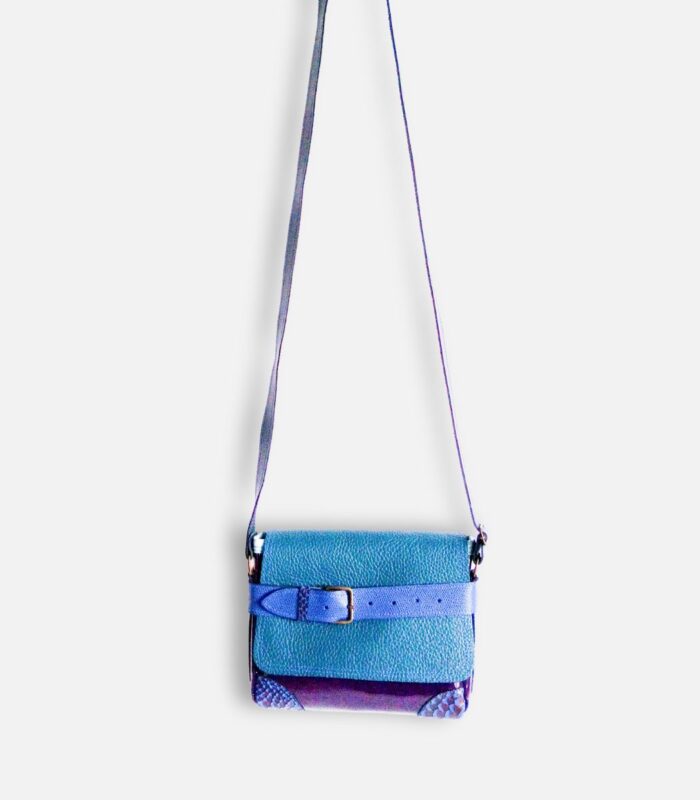 Petit sac à bandoulière, sac artisanal modèle ito en cuir vernis violet et camieu de cuirs bleus de Maela créations, créatrice de mode et maroquinerie à Audierne(29)