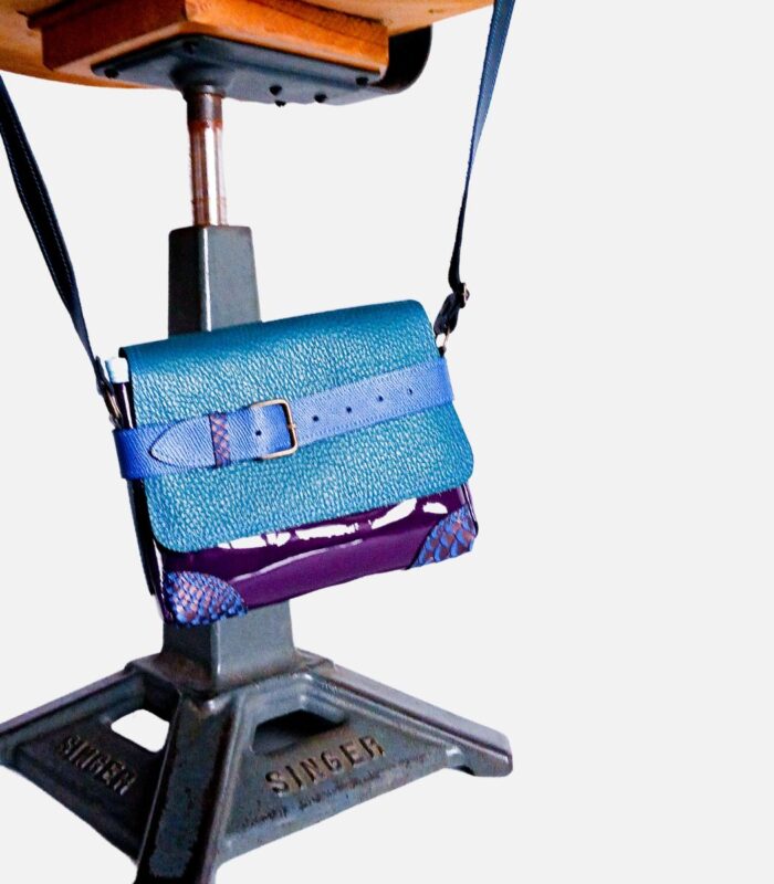 Petit sac à bandoulière, sac artisanal modèle ito en cuir vernis violet et camieu de cuirs bleus de Maela créations, créatrice de mode et maroquinerie à Audierne(29)