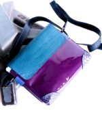 Petit sac à bandoulière, sac artisanal modèle ito en cuir vernis violet et camieu de cuirs bleus de Maela créations, créatrice de mode et maroquinerie à Audierne(29)