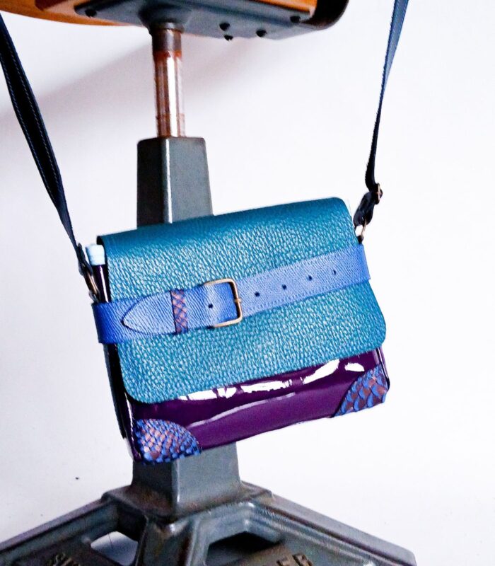 Petit sac à bandoulière, sac artisanal modèle ito en cuir vernis violet et camieu de cuirs bleus de Maela créations, créatrice de mode et maroquinerie à Audierne(29)