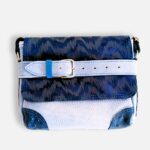 Petit sac à bandoulière, sac artisanal modèle ito en cuir bleu clair et bleu marine de Maela créations, créatrice de mode et maroquinerie à Audierne(29)