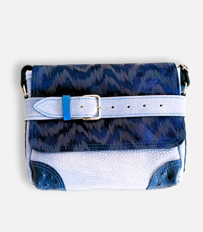 Petit sac à bandoulière, sac artisanal modèle ito en cuir bleu clair et bleu marine de Maela créations, créatrice de mode et maroquinerie à Audierne(29)