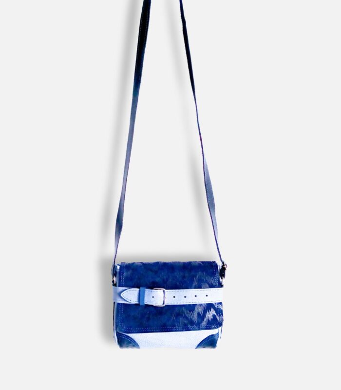 Petit sac à bandoulière, sac artisanal modèle ito en cuir bleu clair et bleu marine de Maela créations, créatrice de mode et maroquinerie à Audierne(29)