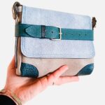 Petit sac à bandoulière, sac artisanal modèle ito en cuir bleu, gris et turquoise de Maela créations, créatrice de mode et maroquinerie à Audierne(29)