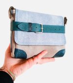 Petit sac à bandoulière, sac artisanal modèle ito en cuir bleu, gris et turquoise de Maela créations, créatrice de mode et maroquinerie à Audierne(29)