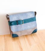 Petit sac à bandoulière, sac artisanal modèle ito en cuir bleu, gris et turquoise de Maela créations, créatrice de mode et maroquinerie à Audierne(29)