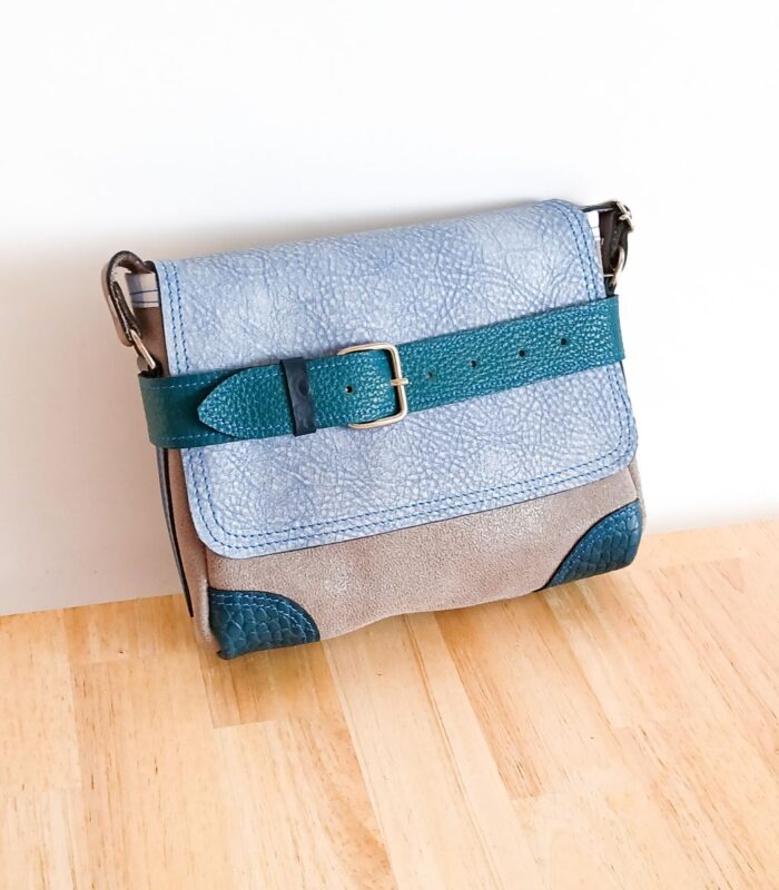 Petit sac à bandoulière, sac artisanal modèle ito en cuir bleu, gris et turquoise de Maela créations, créatrice de mode et maroquinerie à Audierne(29)