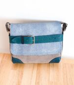 Petit sac à bandoulière, sac artisanal modèle ito en cuir bleu, gris et turquoise de Maela créations, créatrice de mode et maroquinerie à Audierne(29)