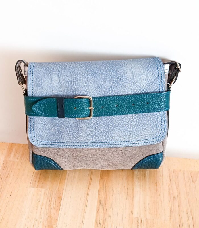 Petit sac à bandoulière, sac artisanal modèle ito en cuir bleu, gris et turquoise de Maela créations, créatrice de mode et maroquinerie à Audierne(29)