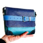 Petit sac à bandoulière, sac artisanal modèle ito en cuir bleu marine et turquoise de Maela créations, créatrice de mode et maroquinerie à Audierne(29)