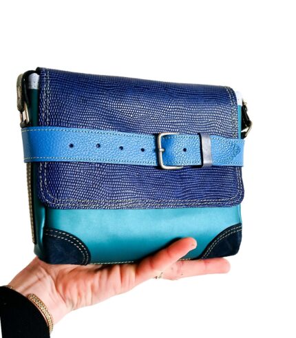 Petit sac à bandoulière, sac artisanal modèle ito en cuir bleu marine et turquoise de Maela créations, créatrice de mode et maroquinerie à Audierne(29)