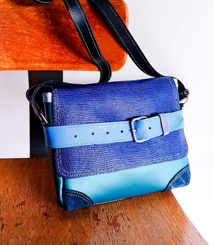 Petit sac à bandoulière, sac artisanal modèle ito en cuir bleu marine et turquoise de Maela créations, créatrice de mode et maroquinerie à Audierne(29)