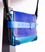 Petit sac à bandoulière, sac artisanal modèle ito en cuir bleu marine et turquoise de Maela créations, créatrice de mode et maroquinerie à Audierne(29)