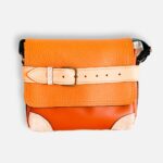 Petit sac à bandoulière, sac artisanal modèle ito en cuir marron cognac, caramel et beige de Maela créations, créatrice de mode et maroquinerie à Audierne(29)