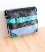 Petit sac à bandoulière, sac artisanal en cuir modèle ito noir texturé, bleu ciel et turquoise de Maela créations, créatrice de mode et maroquinerie à Audierne(29)