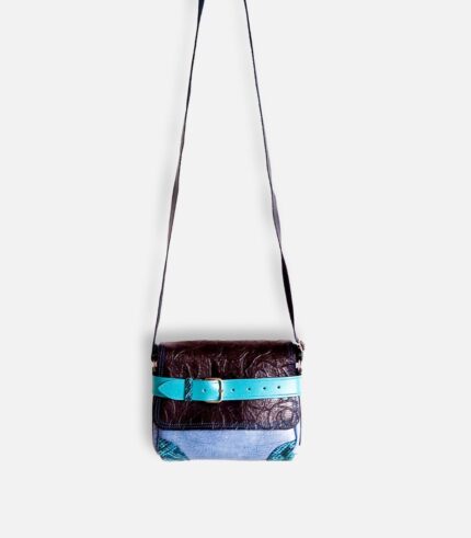 Petit sac à bandoulière, sac artisanal en cuir modèle ito noir texturé, bleu ciel et turquoise de Maela créations, créatrice de mode et maroquinerie à Audierne(29)