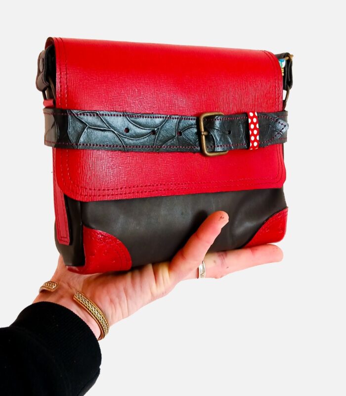 Petit sac à bandoulière, sac artisanal modèle ito en cuir noir et rouge à pois de Maela créations, créatrice de mode et maroquinerie à Audierne(29)