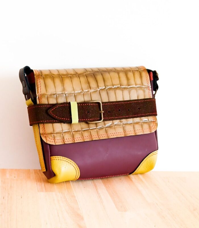 Petit sac à bandoulière, sac artisanal modèle ito en cuir violet, prune, ver anis et croco kaki de Maela créations, créatrice de mode et maroquinerie à Audierne(29)