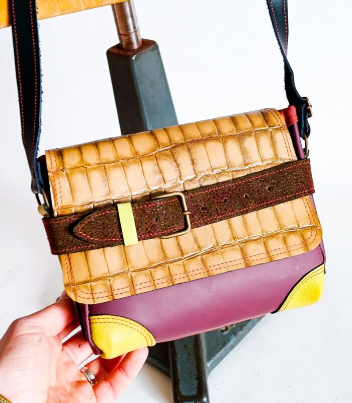 Petit sac à bandoulière, sac artisanal modèle ito en cuir violet, prune, ver anis et croco kaki de Maela créations, créatrice de mode et maroquinerie à Audierne(29)