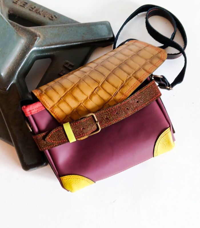 Petit sac à bandoulière, sac artisanal modèle ito en cuir violet, prune, ver anis et croco kaki de Maela créations, créatrice de mode et maroquinerie à Audierne(29)