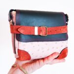 Petit sac à bandoulière, sac artisanal en cuir modèle ito rose parme effet autruche, rouille nubuck et noir lisse de Maela créations, créatrice de mode et maroquinerie à Audierne(29)