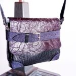 Petit sac à bandoulière, sac artisanal en cuir modèle ito noir texturé de Maela créations, créatrice de mode et maroquinerie à Audierne(29)