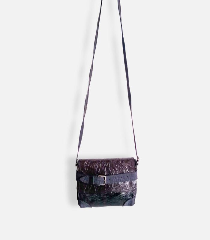 Petit sac à bandoulière, sac artisanal en cuir modèle ito noir texturé de Maela créations, créatrice de mode et maroquinerie à Audierne(29)