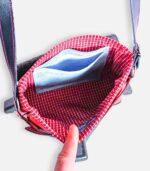 Petit sac à bandoulière, sac artisanal en cuir modèle ito rouge, noir et turquoise par Maela créations, créatrice de mode et maroquinerie à Audierne(29)