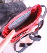 Petit sac à bandoulière, sac artisanal en cuir modèle ito rouge, noir et turquoise par Maela créations, créatrice de mode et maroquinerie à Audierne(29)