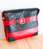 Petit sac à bandoulière, sac artisanal en cuir modèle ito rouge, noir et turquoise par Maela créations, créatrice de mode et maroquinerie à Audierne(29)