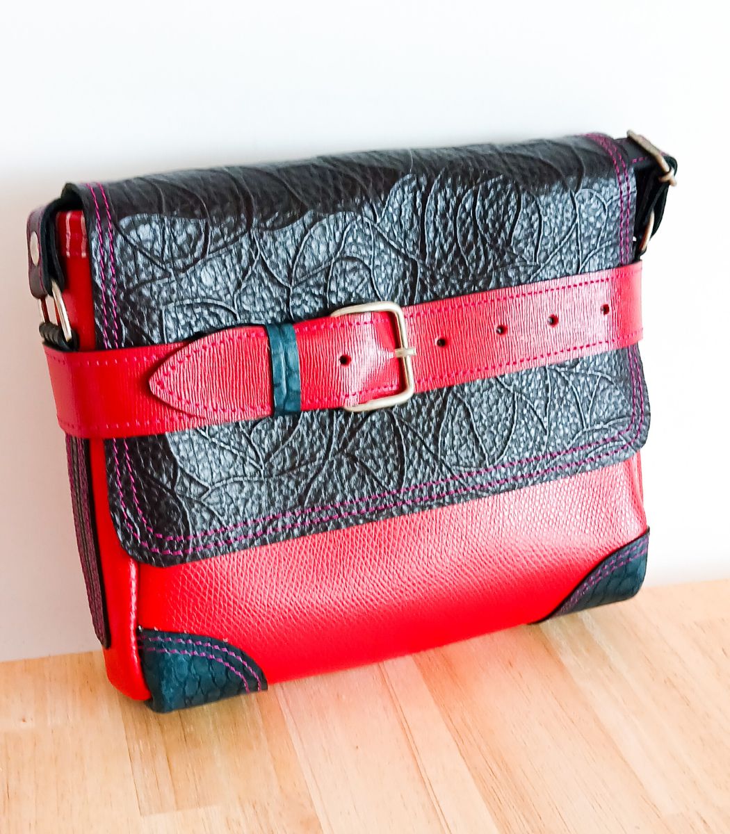 Petit sac à bandoulière, sac artisanal en cuir modèle ito rouge, noir et turquoise par Maela créations, créatrice de mode et maroquinerie à Audierne(29)