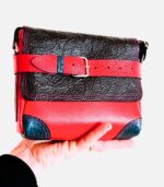 Petit sac à bandoulière, sac artisanal en cuir modèle ito rouge, noir et turquoise par Maela créations, créatrice de mode et maroquinerie à Audierne(29)