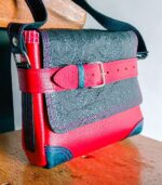 Petit sac à bandoulière, sac artisanal en cuir modèle ito rouge, noir et turquoise par Maela créations, créatrice de mode et maroquinerie à Audierne(29)