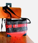 Petit sac à bandoulière, sac artisanal en cuir modèle ito rouge, noir et turquoise par Maela créations, créatrice de mode et maroquinerie à Audierne(29)