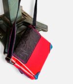 Petit sac à bandoulière, sac artisanal en cuir modèle ito rouge, noir et turquoise par Maela créations, créatrice de mode et maroquinerie à Audierne(29)