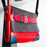 Petit sac à bandoulière, sac artisanal en cuir modèle ito rouge, noir et turquoise par Maela créations, créatrice de mode et maroquinerie à Audierne(29)