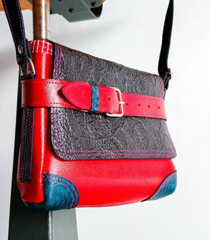 Petit sac à bandoulière, sac artisanal en cuir modèle ito rouge, noir et turquoise par Maela créations, créatrice de mode et maroquinerie à Audierne(29)