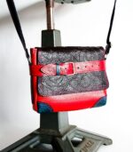 Petit sac à bandoulière, sac artisanal en cuir modèle ito rouge, noir et turquoise par Maela créations, créatrice de mode et maroquinerie à Audierne(29)