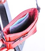Petit sac à bandoulière, sac artisanal en cuir modèle ito rouge, noir et turquoise par Maela créations, créatrice de mode et maroquinerie à Audierne(29)