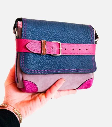 Petit sac à bandoulière, sac artisanal modèle ito en cuir bleu, rose fuchsia et lilas de Maela créations, créatrice de mode et maroquinerie à Audierne(29)